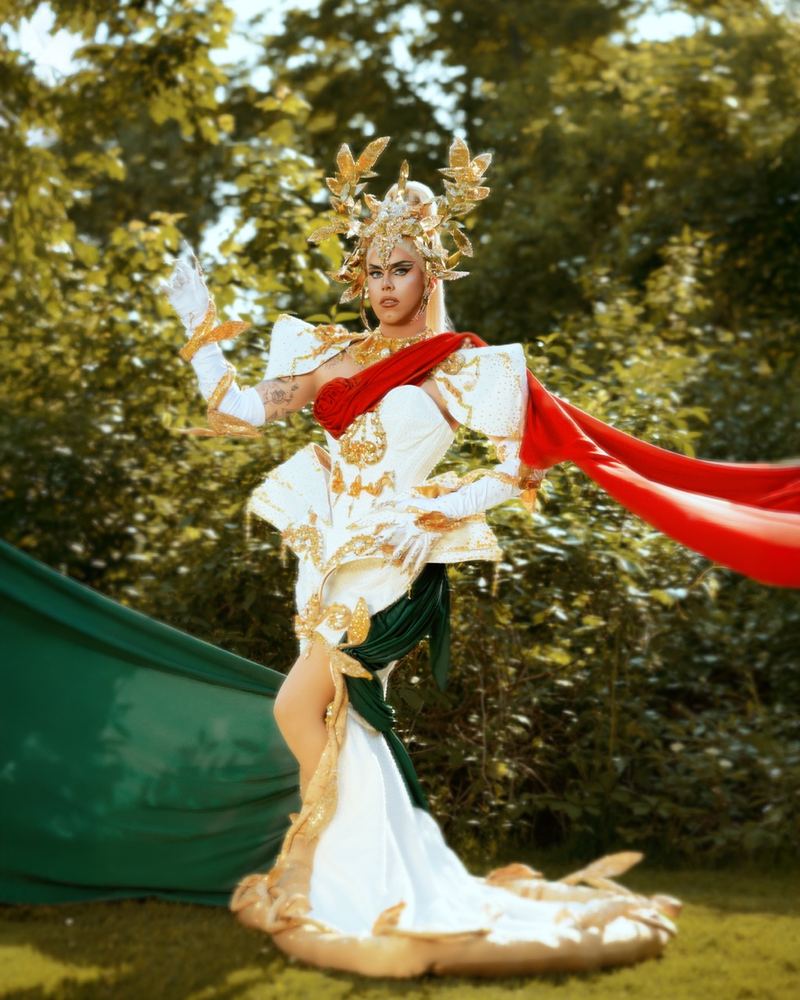 Georgina in the Rainha gown with a red and green train